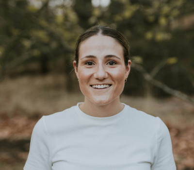 Caitlyn Hack, Accredited Practicing Dietitian, portrait with nature in background